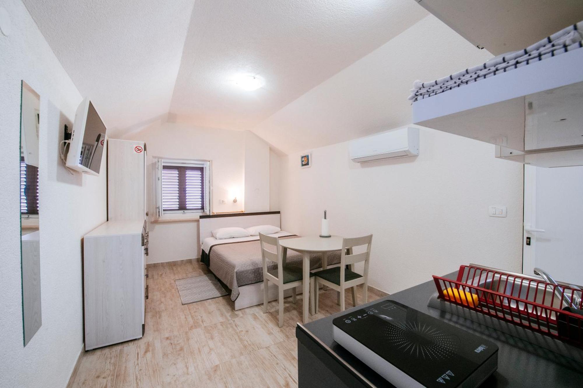 Apartament Ema House *